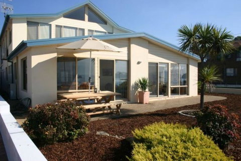 On Casey's - Accommodation Search 1
