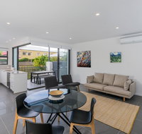 Oxford Steps - Executive 2BR Bulimba Apartment Across from the Park on Oxford St - Accommodation Search