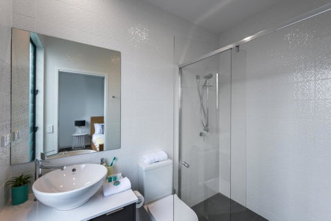 Oxford Steps - Executive 2BR Bulimba Apartment Across From The Park On Oxford St - Accommodation Search 2