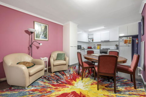 Pet Friendly Home - Pool & Parking - Tennis Court - Accommodation Search 2