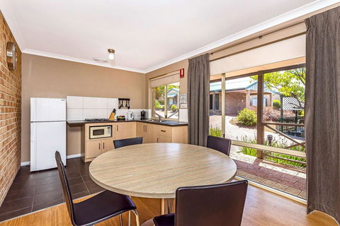 Quality Apartments Banksia Gardens - Accommodation Search 0