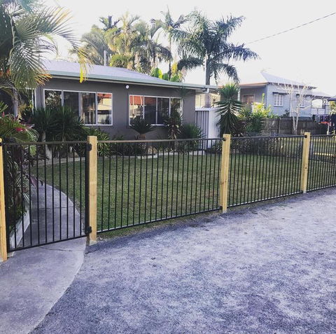 QUIRKY QUEENSLANDER 6 BEDROOM HOME - Accommodation Search 0
