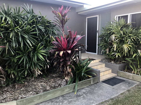 QUIRKY QUEENSLANDER 6 BEDROOM HOME - Accommodation Search 1