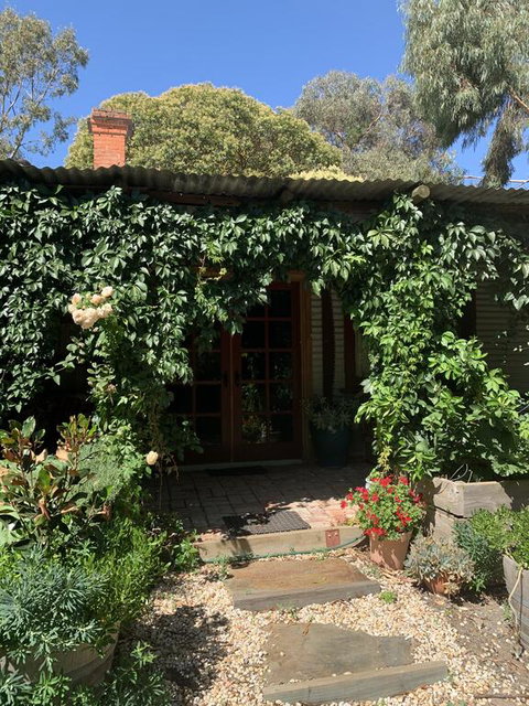 Red Hill Cottage - Accommodation Search 0