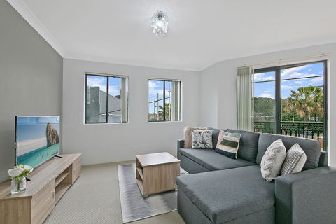 REDFERN 3 BEDROOM APARTMENT FREE PARKING WALK TO CENTRAL STATION NRE187 - Accommodation Search 0