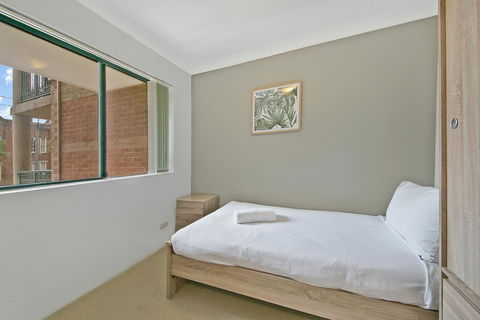 REDFERN 3 BEDROOM APARTMENT FREE PARKING WALK TO CENTRAL STATION NRE187 - Accommodation Search 2