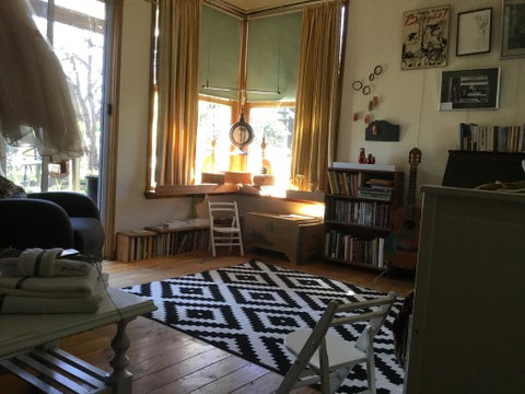 Redhaus Artist Cottage - Accommodation Search 1