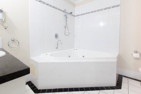 REGAL 32 APARTMENT - SPA BATH - Macrossan St - Accommodation Search 2