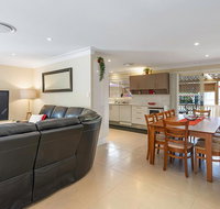 RELAXED COASTAL GETAWAY // MOMENTS TO WATERFRONT - Accommodation Search