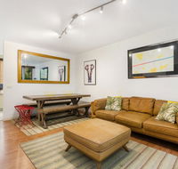 Retro Styled 3 Bedroom Apartment with Tree Views - Accommodation Search