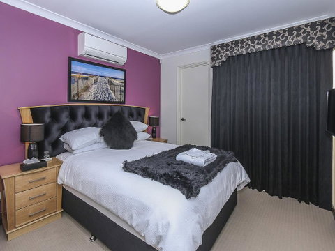 Rose Hotel Clarkson - Accommodation Search 3