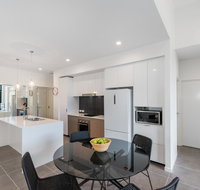 Round About Bulimba - Executive 3BR Bulimba apartment near Oxford St shops and restaurants - Accommodation Search