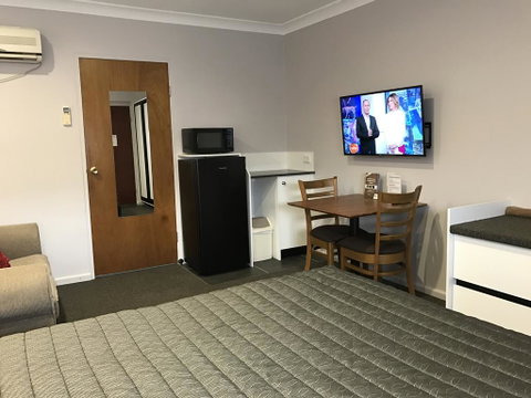 Roydons Motor Inn - Accommodation Search 0