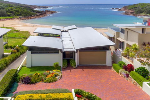 Sails On The Beachfront - Exclusive Seaside Home - Accommodation Search 0