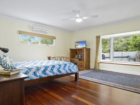 Sandy Shores - Character, Charm, Outdoor Spa - Accommodation Search 3