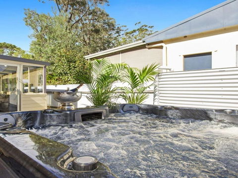 Sandy Shores - Character, Charm, Outdoor Spa - Accommodation Search 2