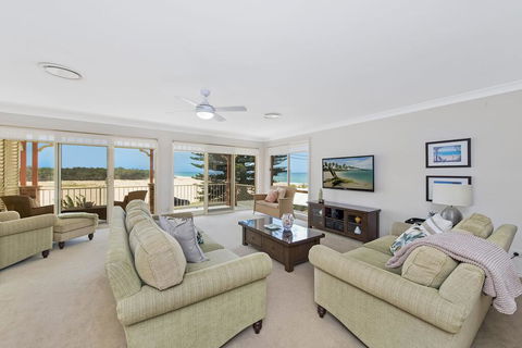 SEASCAPE - An Enticing Lakeside Escape - Accommodation Search 1