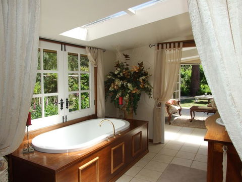 Shakespeare's Wilderness Chalet - Accommodation Search 0