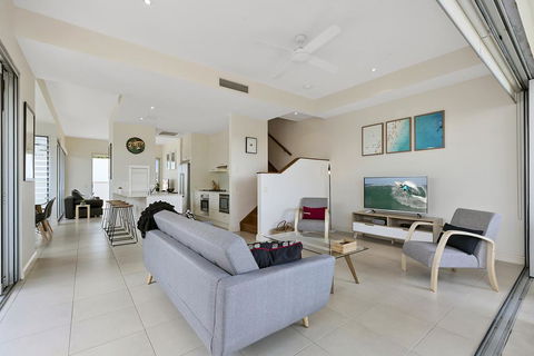 Silver, Sunrise Beach - Accommodation Search 2