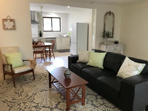 Sinclair - Rainbow Beach, Modern Beach House Close To Everything, Free Wi-Fi - Accommodation Search 3