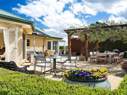 Sinden Park - Garden, Swimming Pool, Rural Vistas - Accommodation Search 0