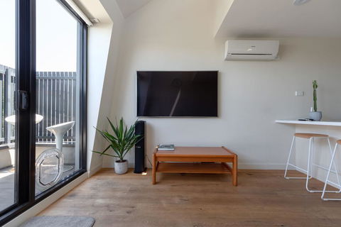 Spacious 2 Bedroom Inner City Townhouse With Private Rooftop - Accommodation Search 1