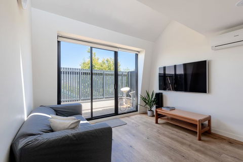 Spacious 2 Bedroom Inner City Townhouse With Private Rooftop - Accommodation Search 0
