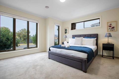 Spacious Lovely 5Beds Home@Point Cook - Accommodation Search 1