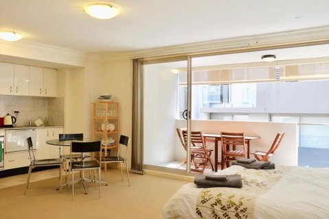 Spacious Studio By The Beach In Manly - Accommodation Search 0
