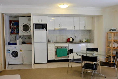 Spacious Studio By The Beach In Manly - Accommodation Search 2