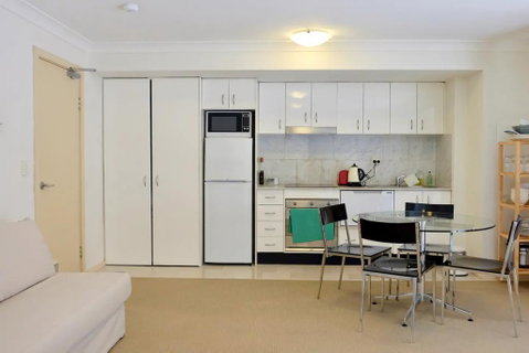 Spacious Studio By The Beach In Manly - Accommodation Search 1