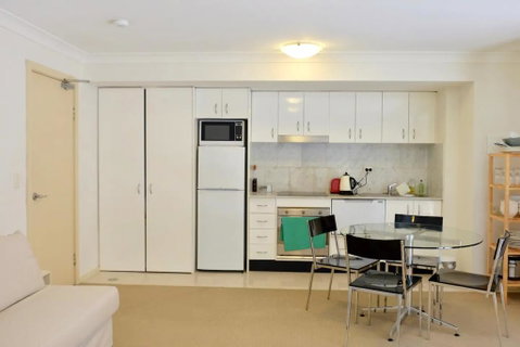 Spacious Studio By The Beach In Manly - Accommodation Search 3