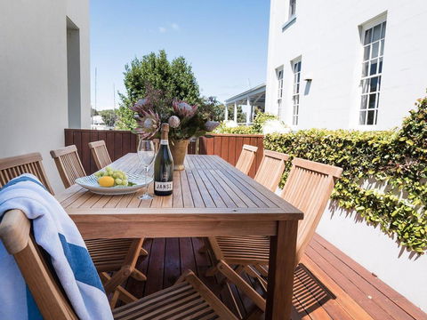 Spinnakers Waterfront - Accommodation Search 0