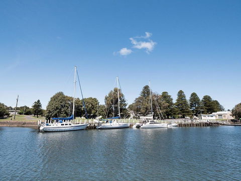 Spinnakers Waterfront - Accommodation Search 2