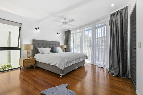 Stunning Beach Front Villa At Castaway Cove - Accommodation Search 2