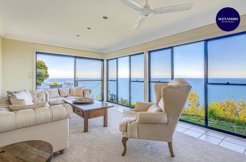 STUNNING CLIFF TOP HOME // POOL & GAMES - Accommodation Search 0
