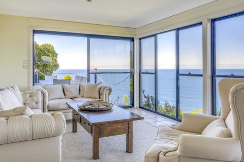 STUNNING CLIFF TOP HOME // POOL & GAMES - Accommodation Search 2