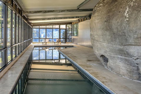 STUNNING CLIFF TOP HOME // POOL & GAMES - Accommodation Search 3