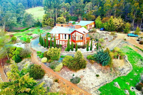 STUNNING HOME WITH AMAZING VIEWS - Just 20 Mins To The City And Only 10 To MONA! - Accommodation Search 2