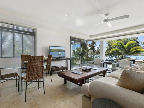 Stunning Riverfront Apartment In Noosaville - Unit 2 Wai Cocos 215 Gympie Terrace - Accommodation Search 2