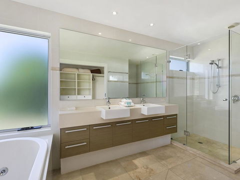 Stunning Riverfront Apartment In Noosaville - Unit 2 Wai Cocos 215 Gympie Terrace - Accommodation Search 3