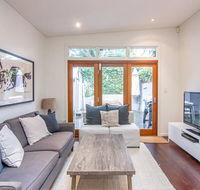 Stunning Townhouse- Quiet Street Close to CBD - Accommodation Search