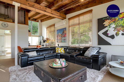 STYLISH & RELAXED LAKE HOME // NARRABEEN - Accommodation Search 0