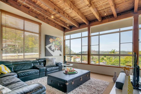 STYLISH & RELAXED LAKE HOME // NARRABEEN - Accommodation Search 2