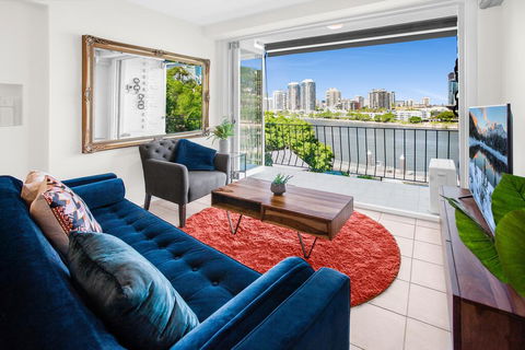 Stylish 2-Bed Apartment With Sweeping River Views - Accommodation Search 1