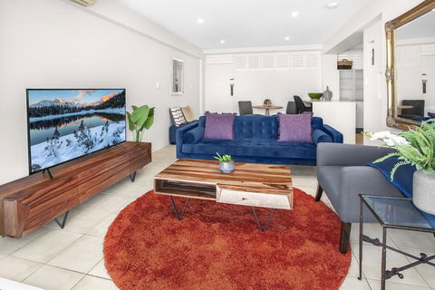 Stylish 2-Bed Apartment With Sweeping River Views - Accommodation Search 0