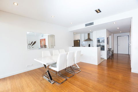 Stylish Inner City Penthouse Apartment - Accommodation Search 3
