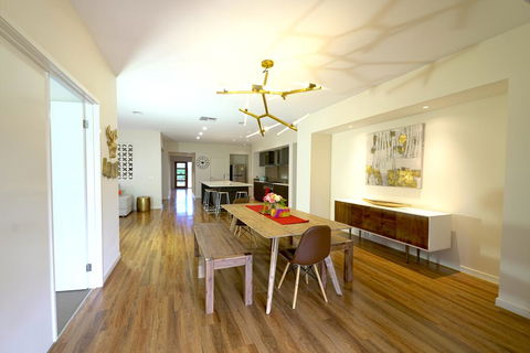 Stylish Luxe House For Big Group Near Shopping Center - Accommodation Search 0