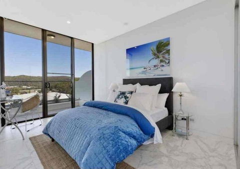 Stylish Penthouse With Views & Jacuzzi - Accommodation Search 2
