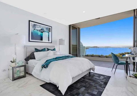 Stylish Penthouse With Views & Jacuzzi - Accommodation Search 3